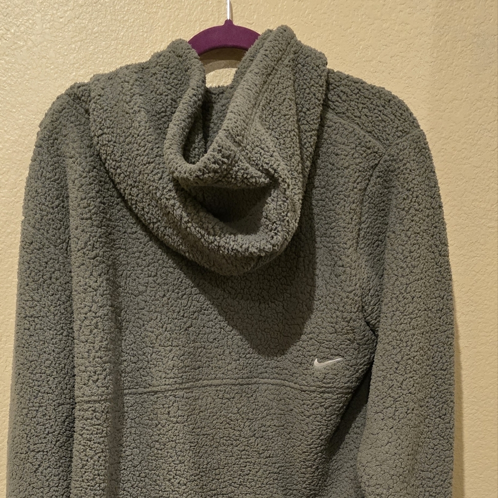 Nike therma fit hoodie